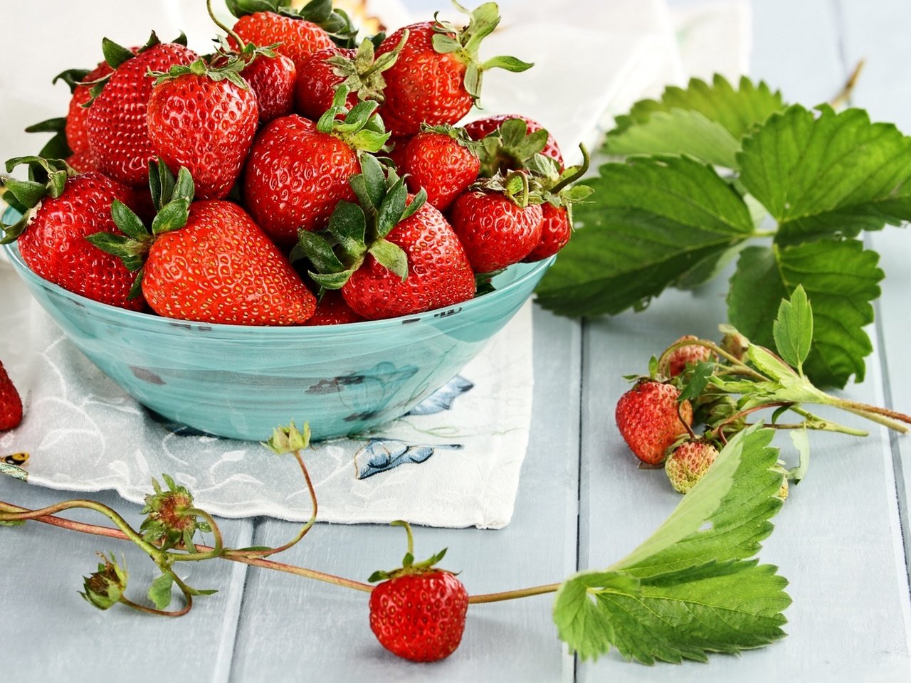 Обои листья, клубника, красные, спелая, ягоды, миска, leaves, strawberry, red, ripe, berries, bowl разрешение 2880x1921 Загрузить