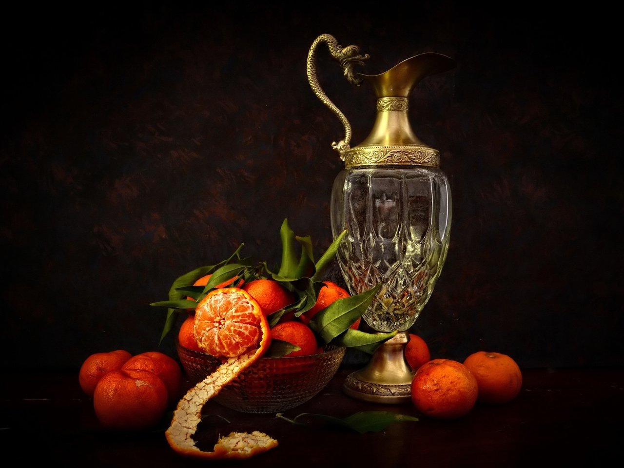 Обои листья, мандарины, натюрморт, графин, кожура, leaves, tangerines, still life, decanter, peel разрешение 2048x1296 Загрузить