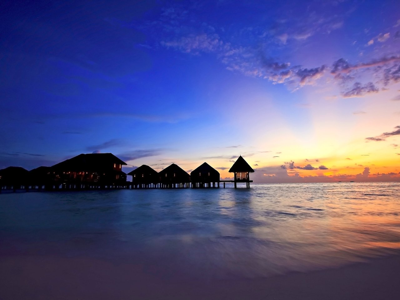 Обои небо, вечер, закат, пейзаж, море, бунгало, мальдивы, the sky, the evening, sunset, landscape, sea, bungalow, the maldives разрешение 3888x2592 Загрузить