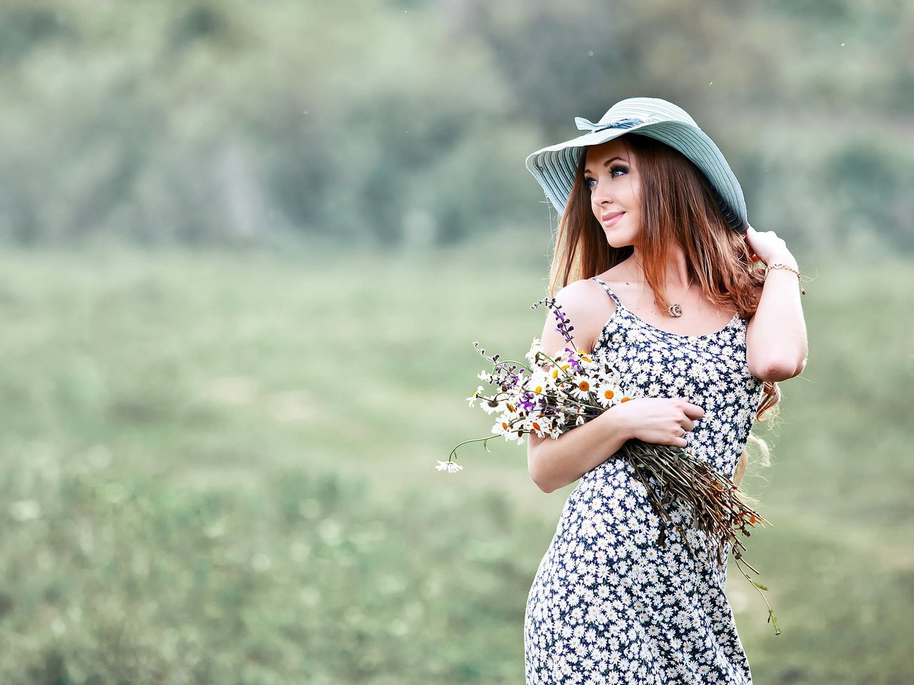 Обои цветы, девушка, шляпка, flowers, girl, hat разрешение 2560x1600 Загрузить