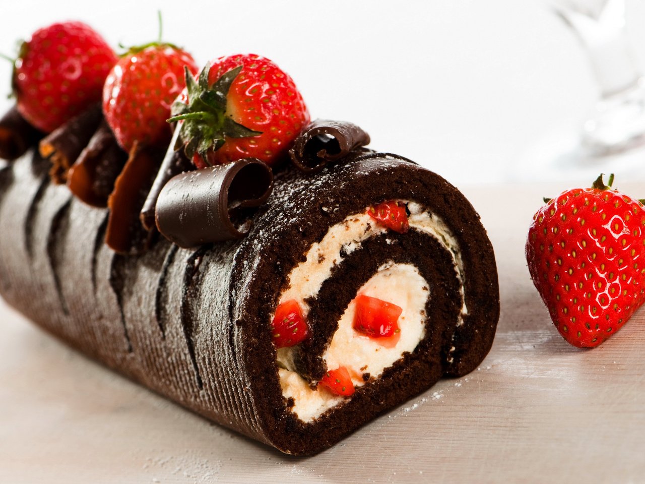 Обои клубника, ягоды, сладкое, десерт, рулет, strawberry, berries, sweet, dessert, roll разрешение 2560x1700 Загрузить