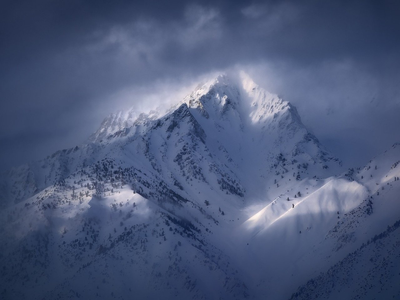 Обои свет, облака, горы, снег, зима, гора, light, clouds, mountains, snow, winter, mountain разрешение 1920x1200 Загрузить