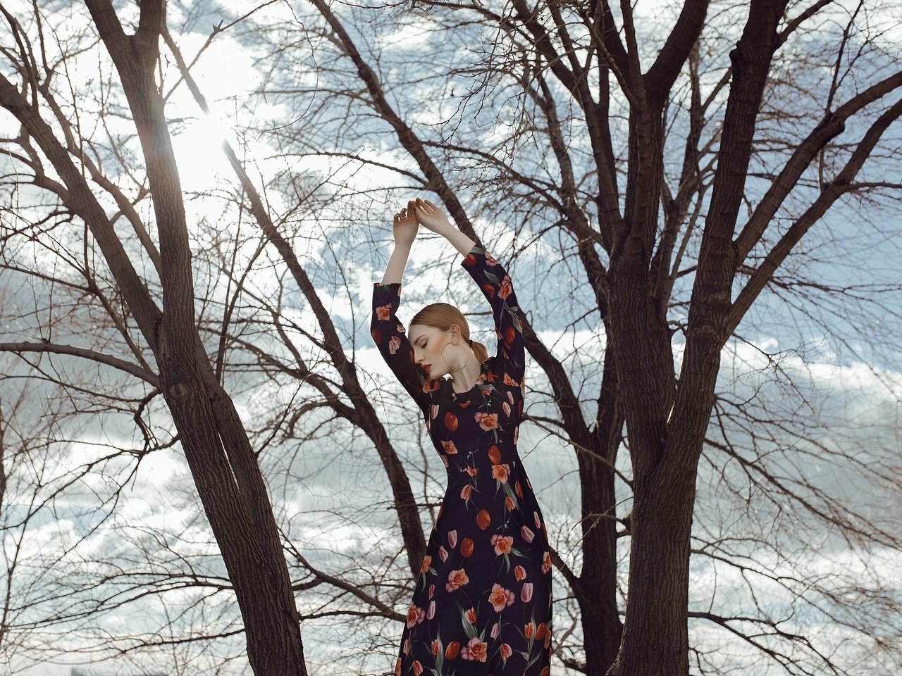 Обои деревья, девушка, платье, поза, модель, лицо, руки, trees, girl, dress, pose, model, face, hands разрешение 2048x1365 Загрузить