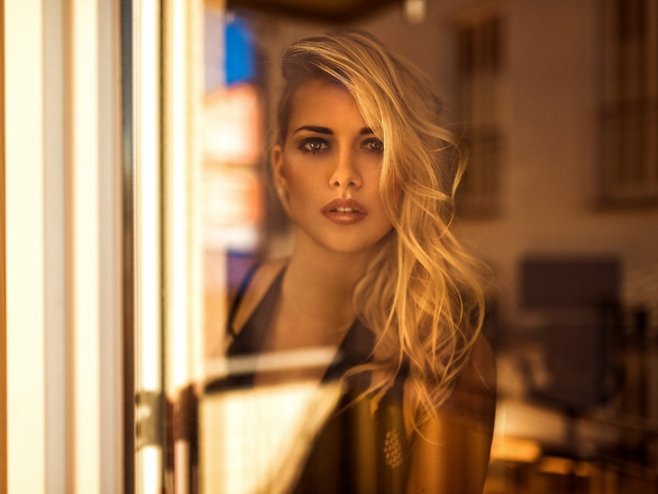 Обои блондинка, девушки, окно, стекло, blonde, girls, window, glass разрешение 2048x1367 Загрузить