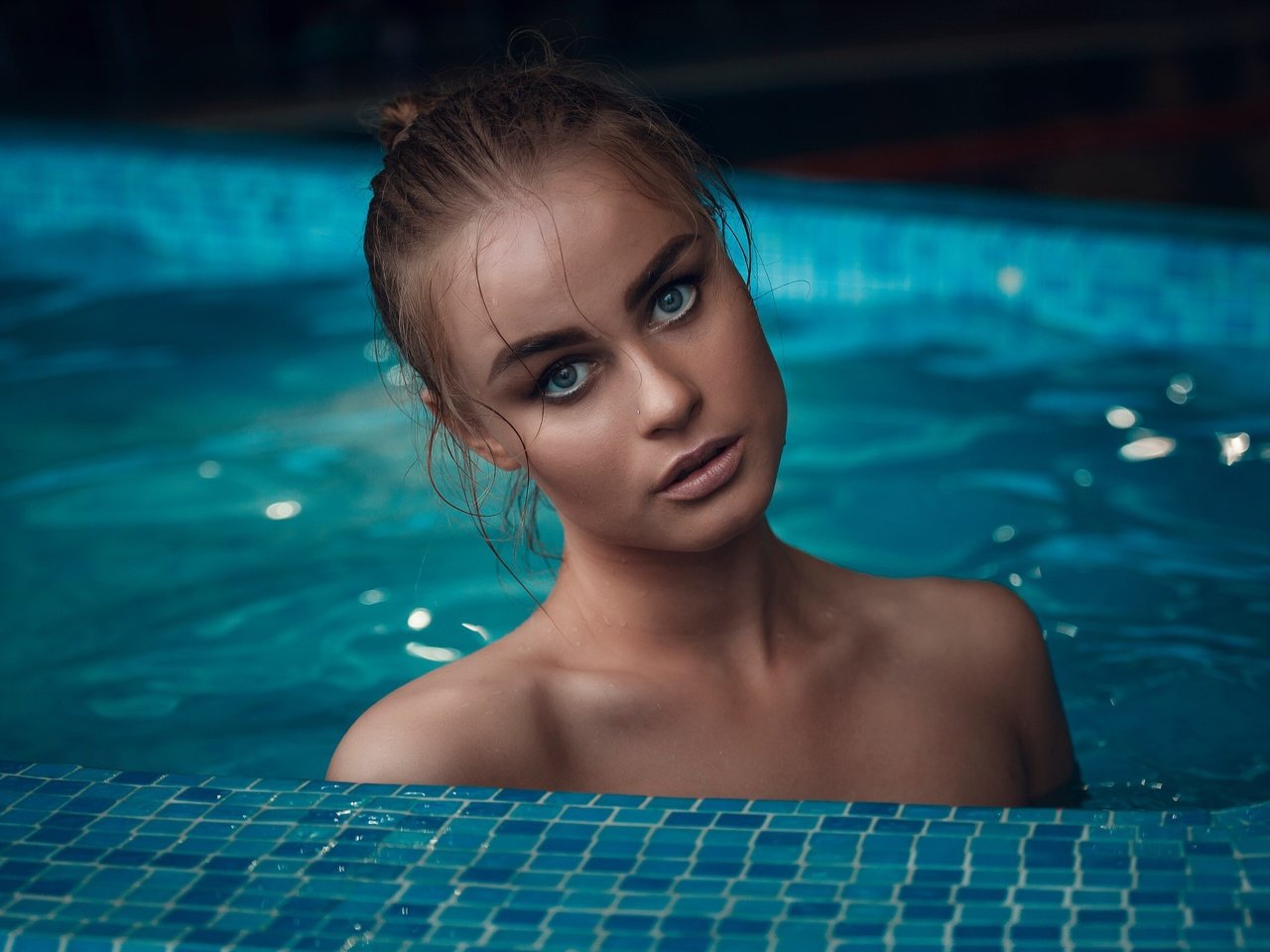 Обои девушка, взгляд, бассейн, волосы, лицо, лиза качурина, girl, look, pool, hair, face, lisa kachurina разрешение 2560x1707 Загрузить