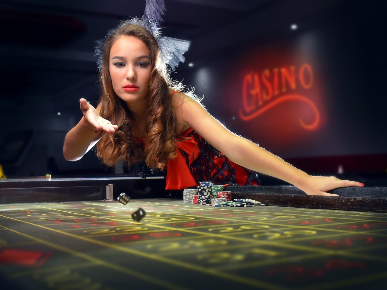 Обои девушка, блондинка, казино, фишки, кости, азарт, girl, blonde, casino, chips, bones, the excitement разрешение 6000x4000 Загрузить