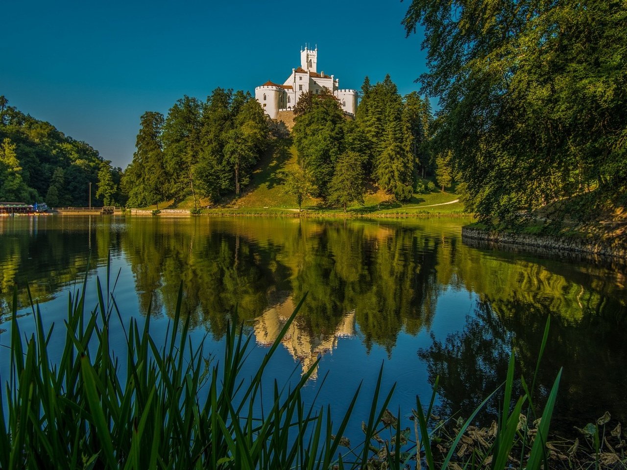 Обои деревья, озеро, отражение, замок, хорватия, тракоскан, trees, lake, reflection, castle, croatia, trakoscan разрешение 2048x1152 Загрузить