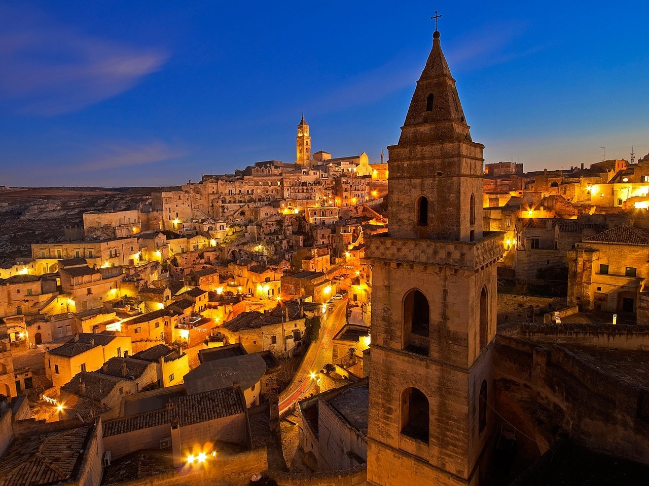 Обои ночь, огни, дома, италия, матера, базиликата, night, lights, home, italy, mater, basilicata разрешение 2048x1344 Загрузить