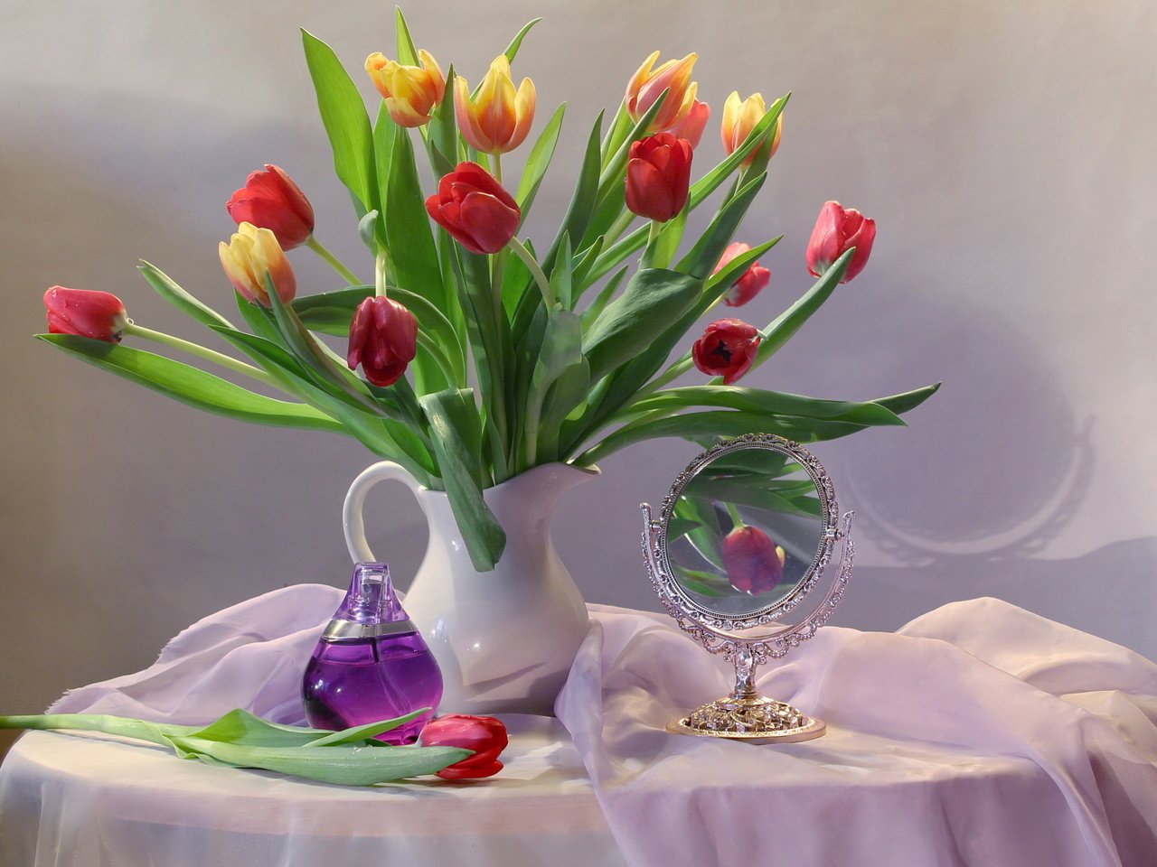 Обои цветы, флакон, зеркало, ткань, тюльпаны, кувшин, духи, столик, натюрморт, flowers, bottle, mirror, fabric, tulips, pitcher, perfume, table, still life разрешение 2462x2003 Загрузить