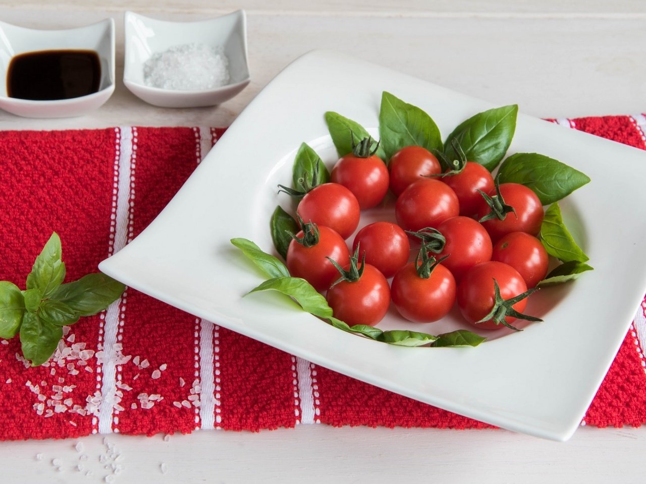 Обои овощи, помидоры, соус, томаты, соль, базилик, vegetables, tomatoes, sauce, salt, basil разрешение 1920x1200 Загрузить