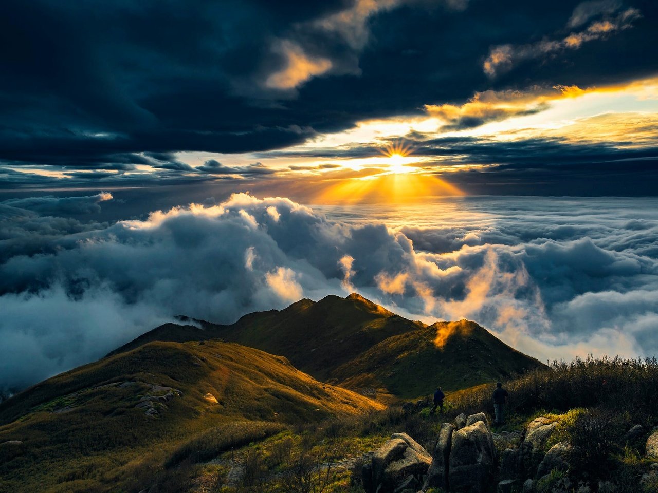 Обои облака, горы, восход, солнце, люди, солнечные лучи, clouds, mountains, sunrise, the sun, people, the sun's rays разрешение 2000x1333 Загрузить