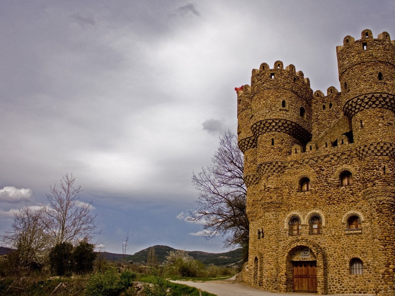 Обои дорога, облака, деревья, замок, испания, castillo las cuevas, castillo de las cuevas, замок пещеры, road, clouds, trees, castle, spain разрешение 2917x1920 Загрузить