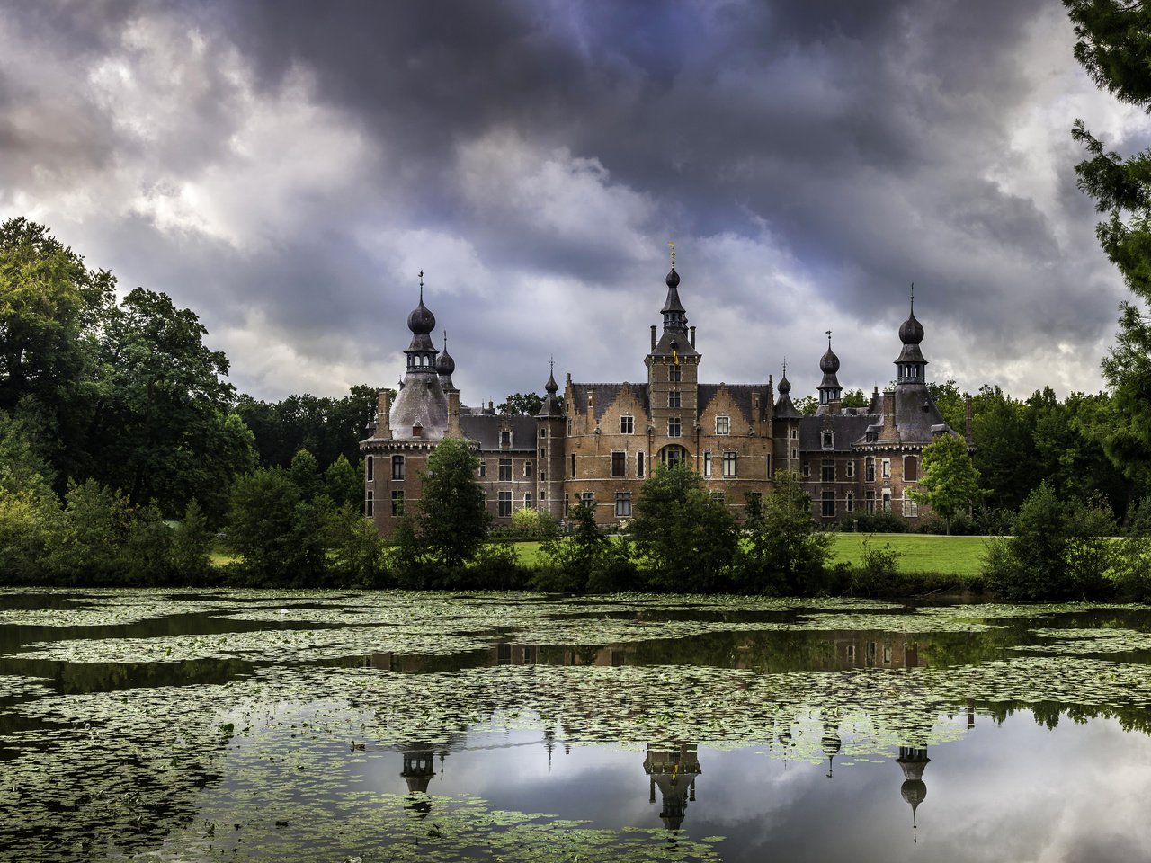 Обои облака, деревья, природа, замок, пруд, дворец, бельгия, ooidonk, clouds, trees, nature, castle, pond, palace, belgium разрешение 5195x3000 Загрузить