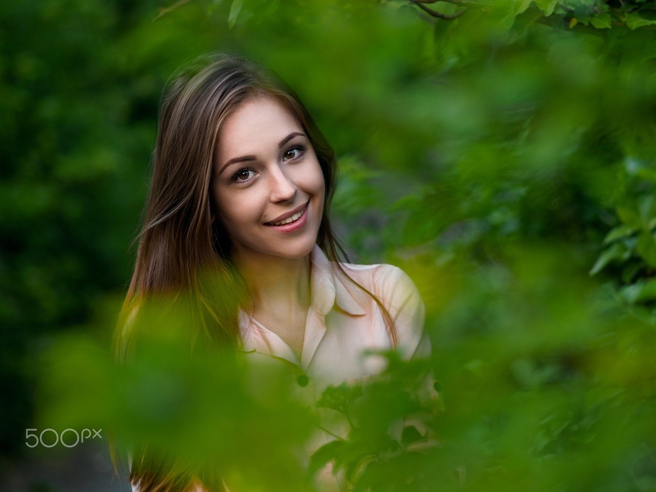 Обои природа, листья, девушка, улыбка, взгляд, волосы, лицо, nature, leaves, girl, smile, look, hair, face разрешение 2048x1536 Загрузить