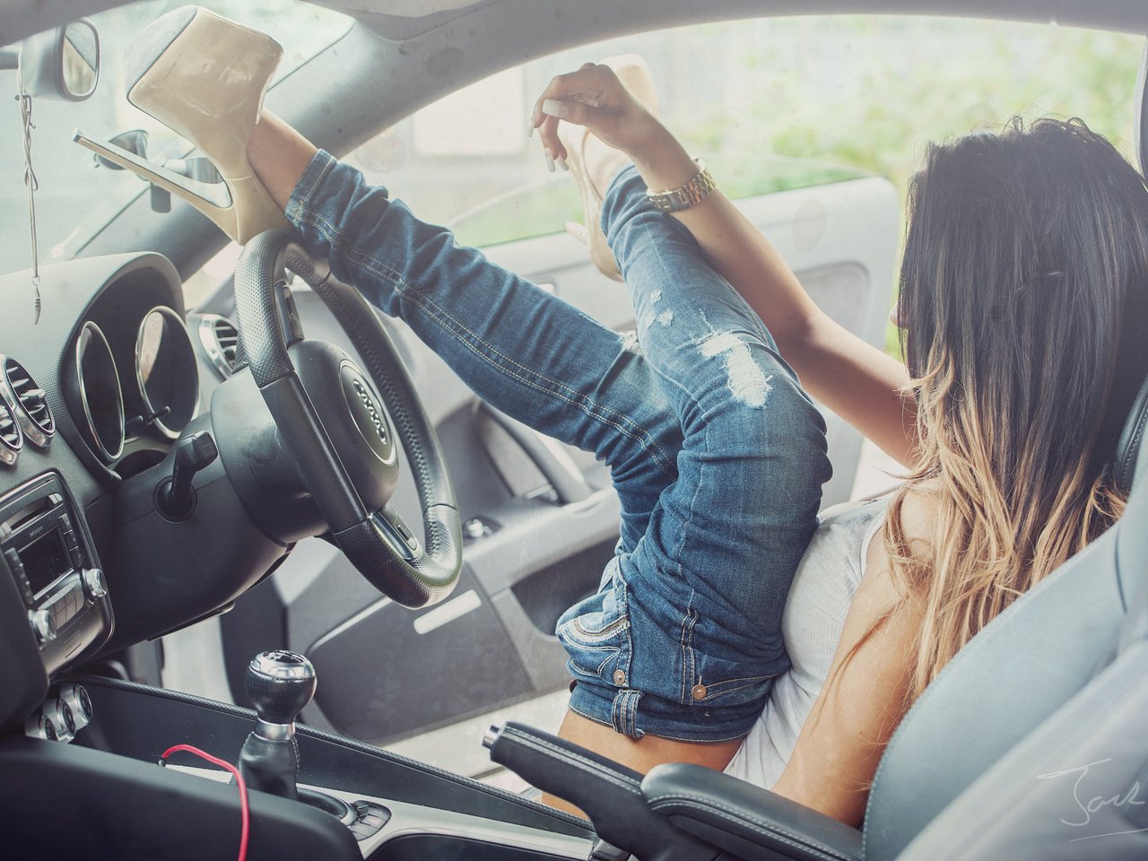 Обои машина, авто, джинсы, ноги, каблуки, туфли, джина беннетт, machine, auto, jeans, feet, heels, shoes, gina bennett разрешение 2574x1713 Загрузить