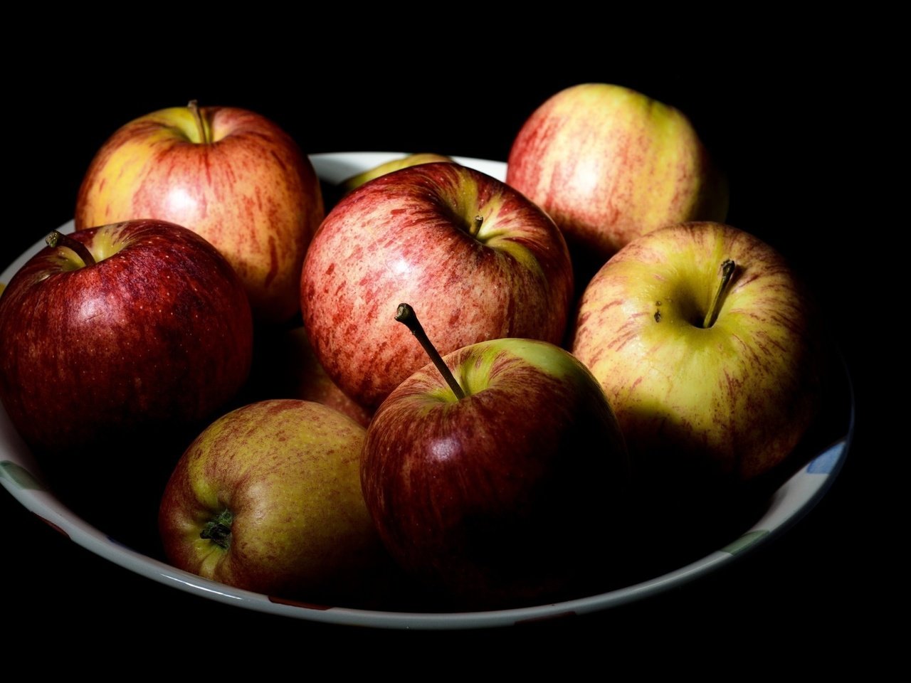 Обои еда, фрукты, яблоки, черный фон, плоды, food, fruit, apples, black background разрешение 2048x1345 Загрузить