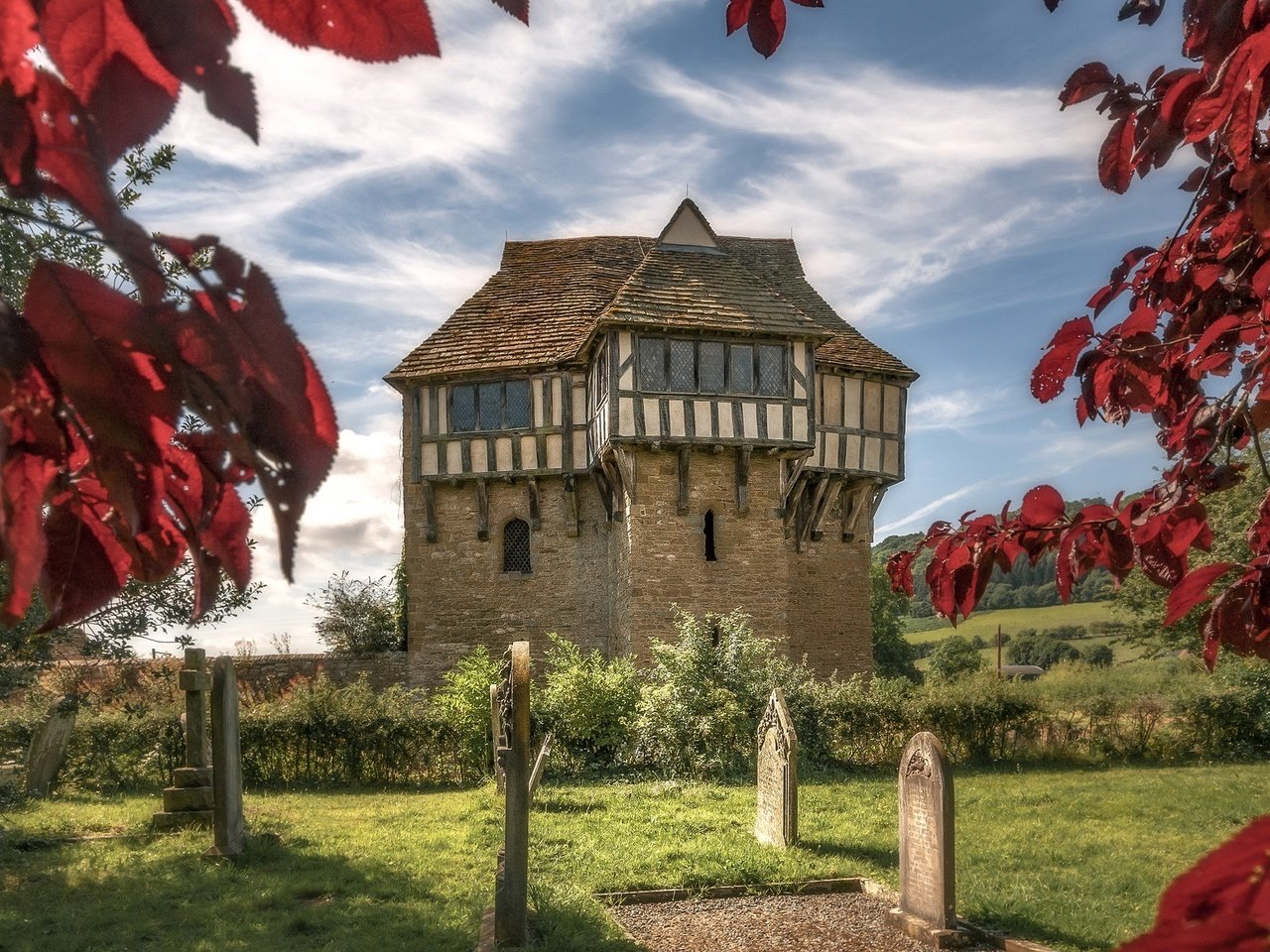 Обои листья, замок, осень, англия, stokesay castle, шропшир, leaves, castle, autumn, england, shropshire разрешение 2048x1152 Загрузить