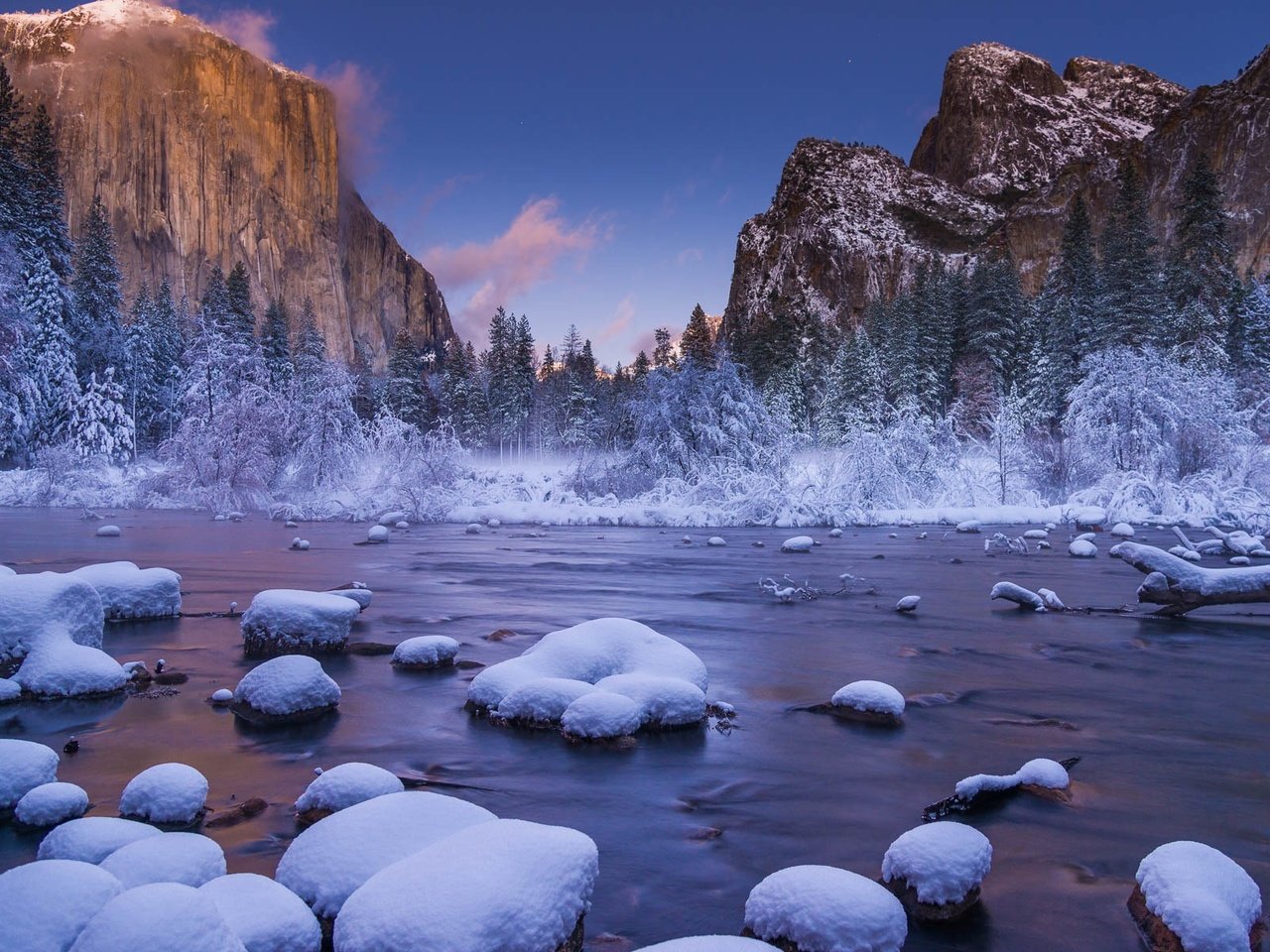 Обои деревья, река, горы, скалы, снег, природа, лес, зима, trees, river, mountains, rocks, snow, nature, forest, winter разрешение 1920x1200 Загрузить