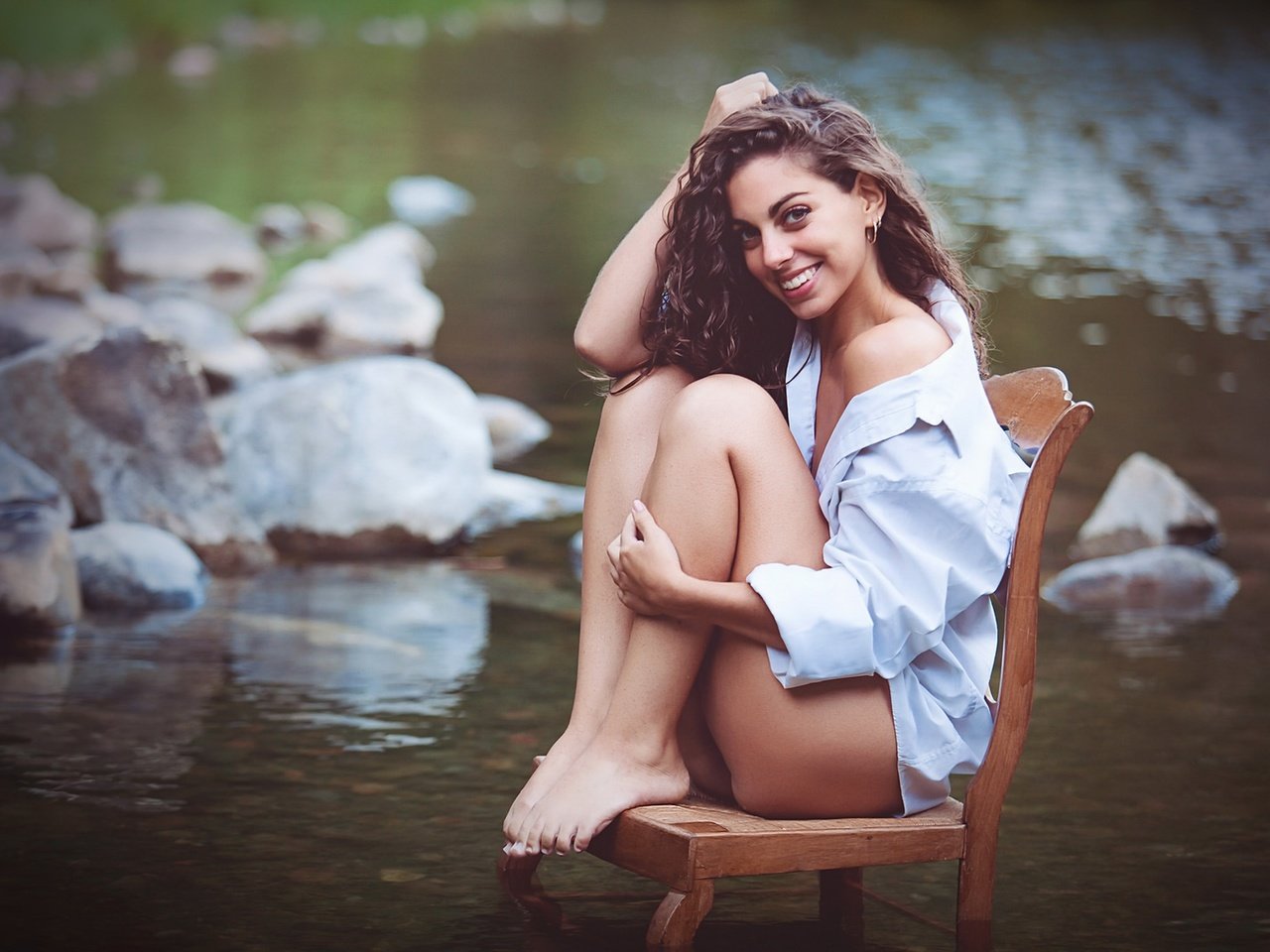 Обои озеро, девушка, настроение, улыбка, стул, ножка, clara, lake, girl, mood, smile, chair, leg разрешение 1920x1279 Загрузить