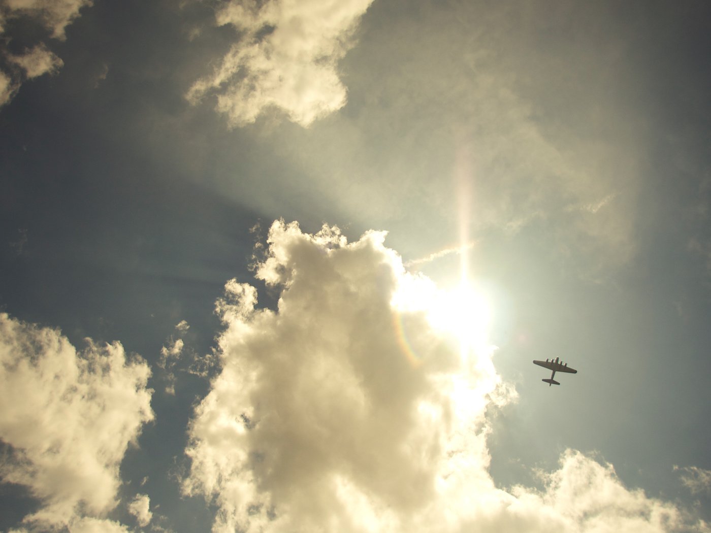 Обои небо, облака, самолет, пейзажи, свобода, неба, airplanes, рейс, the sky, clouds, the plane, landscapes, freedom, sky, flight разрешение 1920x1200 Загрузить