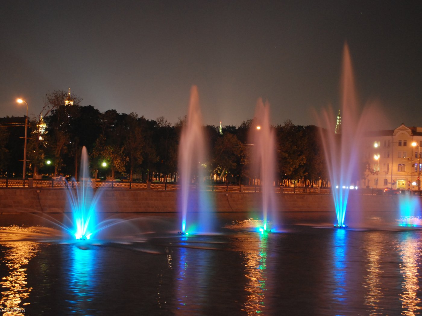 Обои ночь, огни, река, москва, фонтаны, night, lights, river, moscow, fountains разрешение 2894x1788 Загрузить