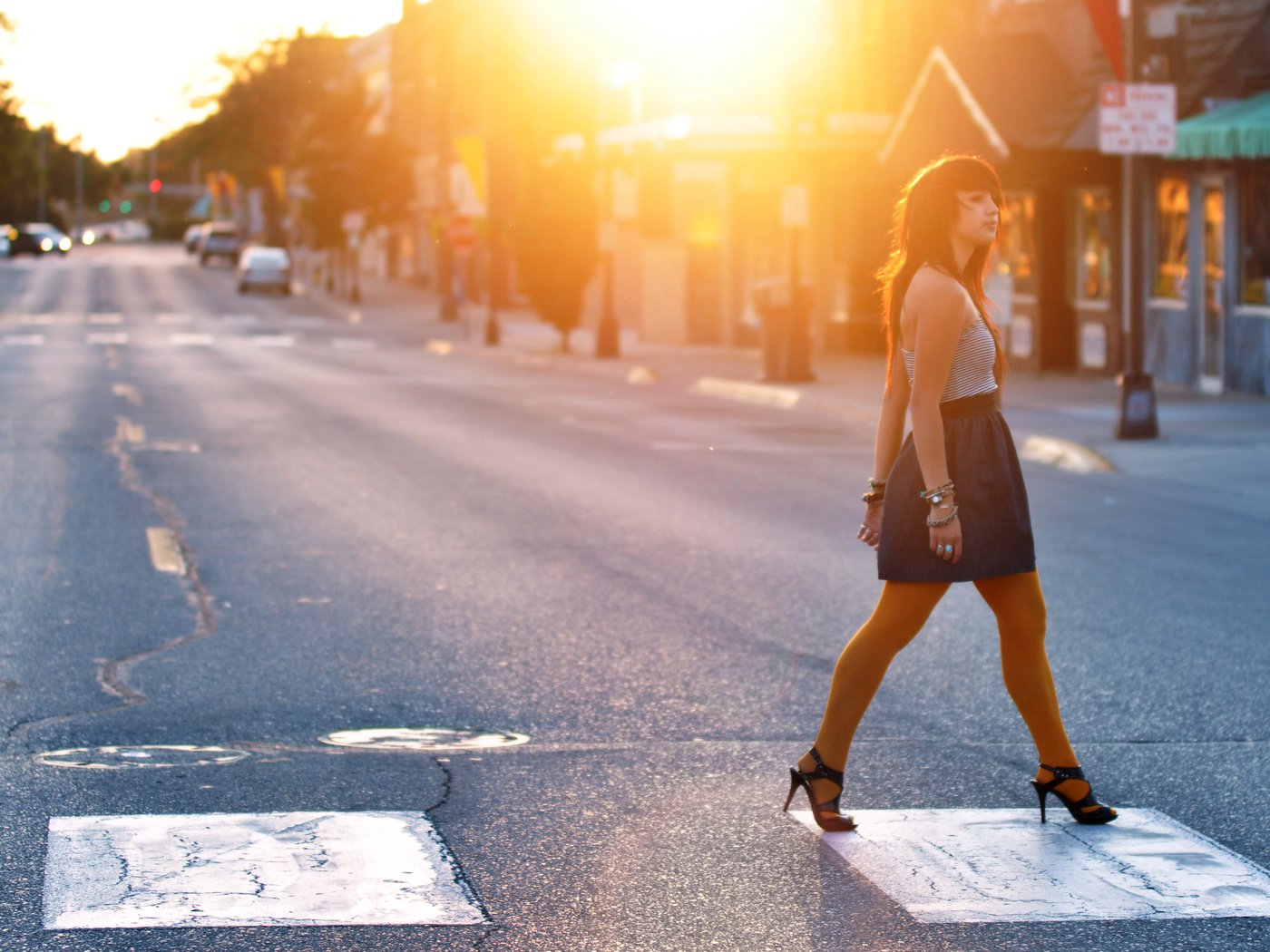 Обои свет, дорога, солнце, девушка, дома, улица, машины, переход, light, road, the sun, girl, home, street, machine, the transition разрешение 3808x2768 Загрузить