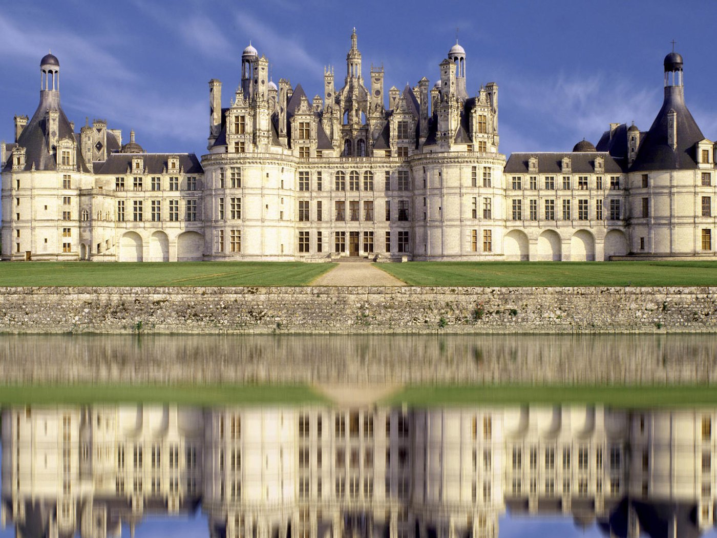 Обои замок, франция, отражение в воде, замок шамбор, castle, france, the reflection in the water, chambord castle разрешение 1920x1200 Загрузить