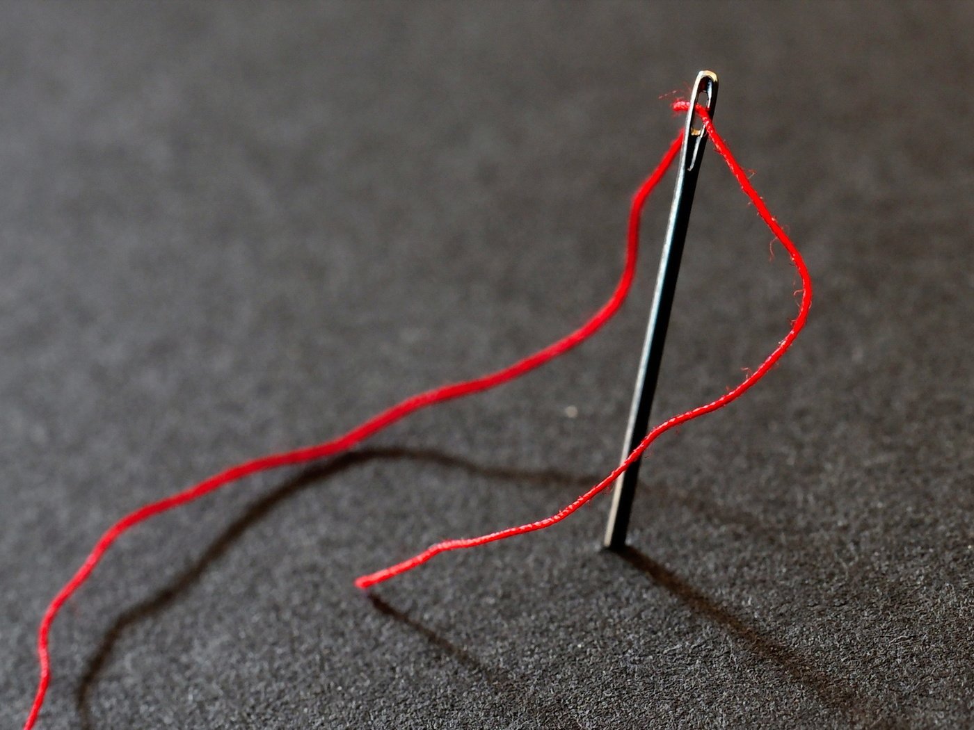 Обои макро, иголка и красная нитка, macro, a needle and red thread разрешение 1920x1200 Загрузить