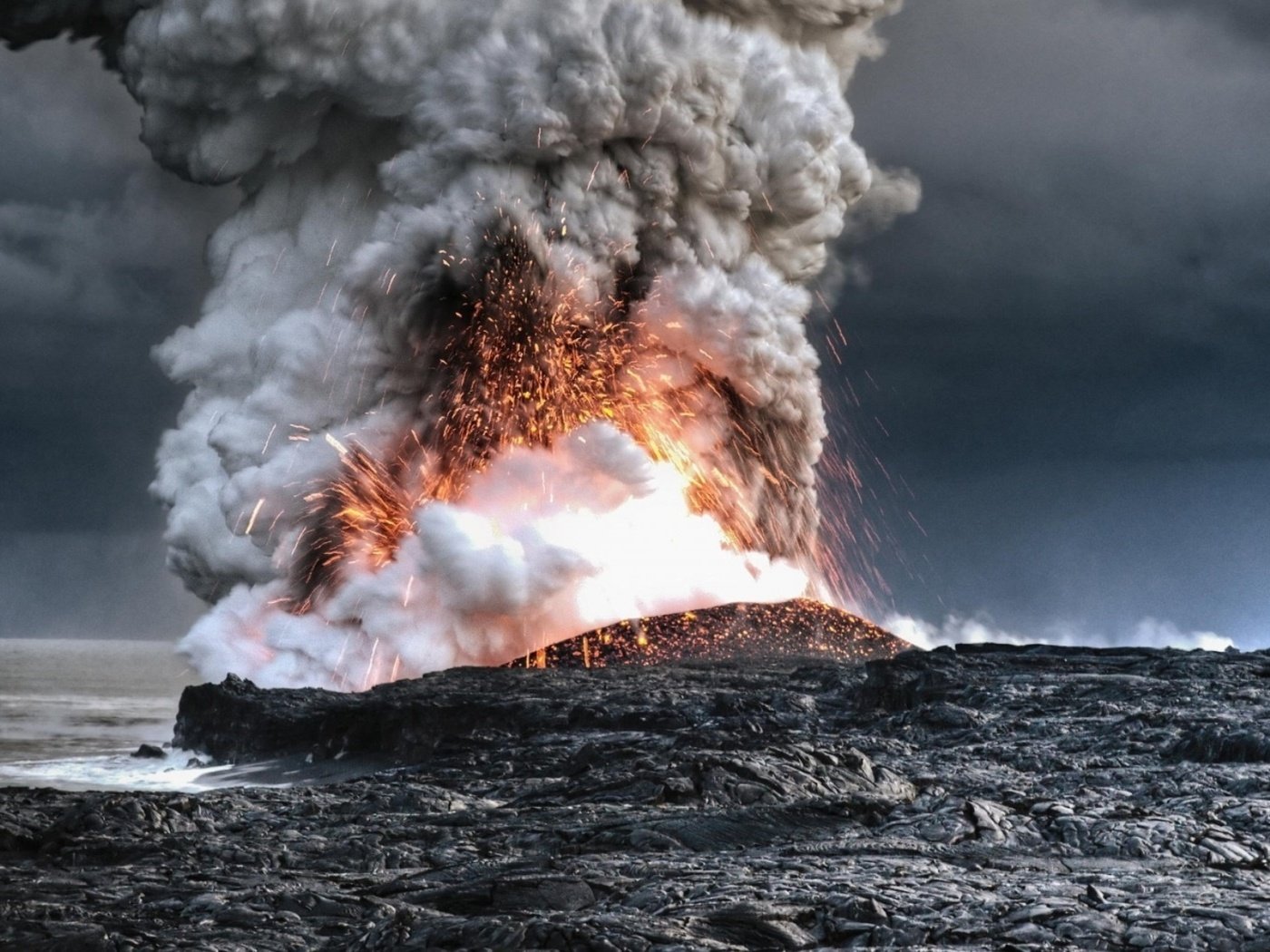 Обои извиржение вулкана, лава и пепел, izverzhenie volcano, lava and ash разрешение 1932x1208 Загрузить