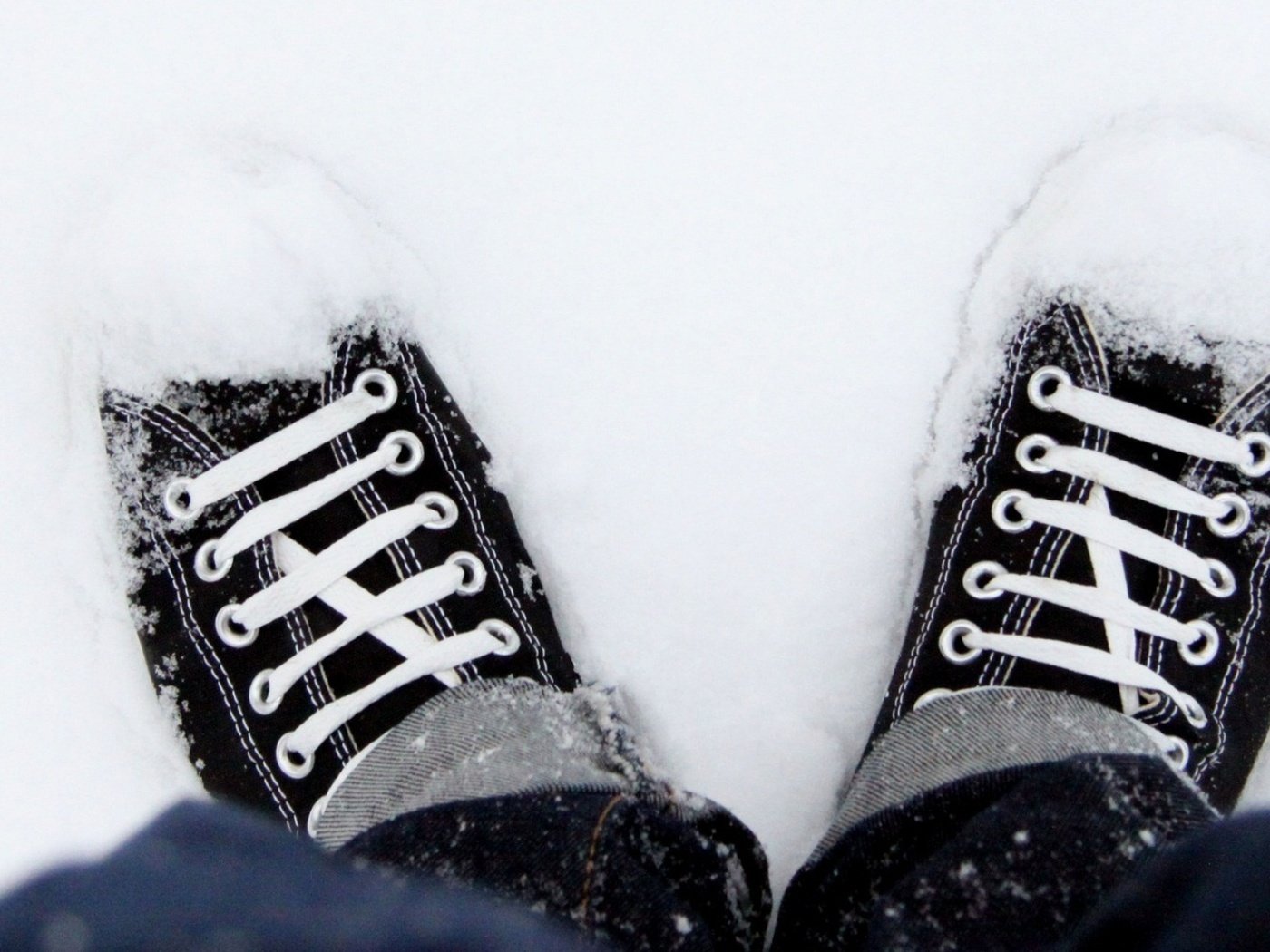 Обои парень, шнурки, кеды, снегу, джинсы, кедах, снеге, ноги, обувь, в, стоит, на, guy, laces, sneakers, the snow, jeans, feet, shoes, in, is, on разрешение 2714x1085 Загрузить