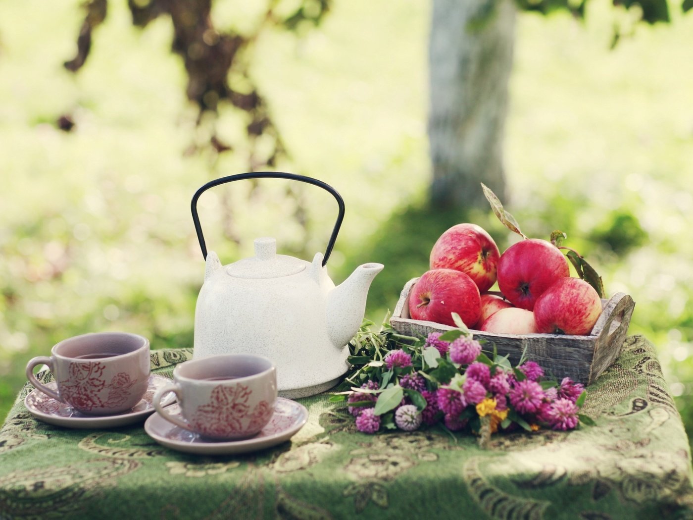 Обои цветы, яблоки, чай, чайник, flowers, apples, tea, kettle разрешение 1925x1285 Загрузить