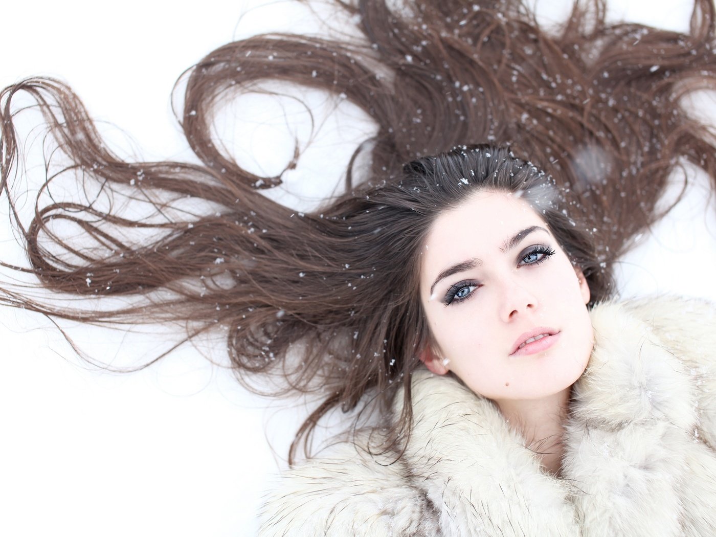 Обои снег, зима, снежинки, брюнетка, волосы, шуба, snow, winter, snowflakes, brunette, hair, coat разрешение 2048x1365 Загрузить