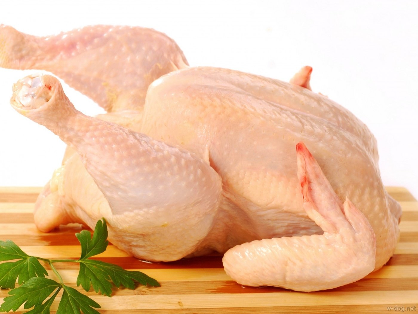 Обои белый фон, курица, петрушка, окорочка, куриное мясо, дощечка, white background, chicken, parsley, legs, plate разрешение 1920x1422 Загрузить