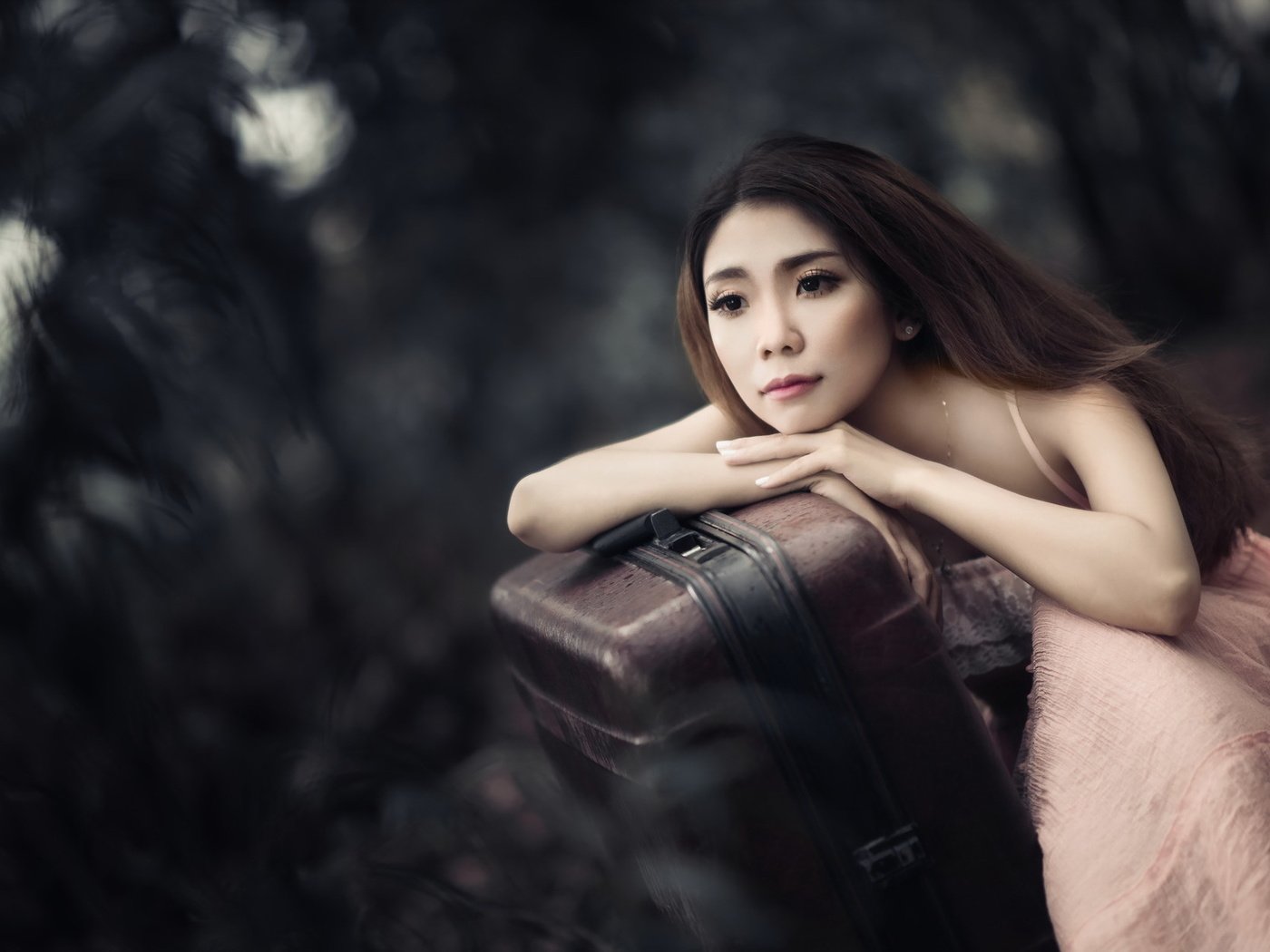 Обои девушка, настроение, взгляд, азиатка, чемодан, ожидание, girl, mood, look, asian, suitcase, waiting разрешение 2047x1244 Загрузить