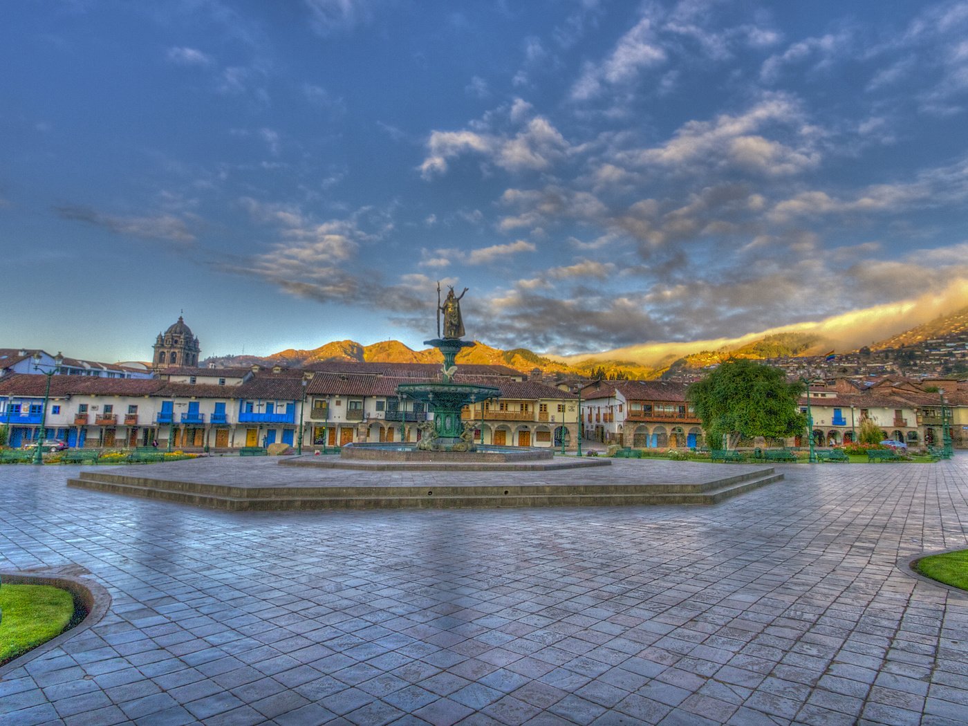 Обои небо, облака, горы, фонтан, площадь, перу, куско, the sky, clouds, mountains, fountain, area, peru, cusco разрешение 2048x1272 Загрузить