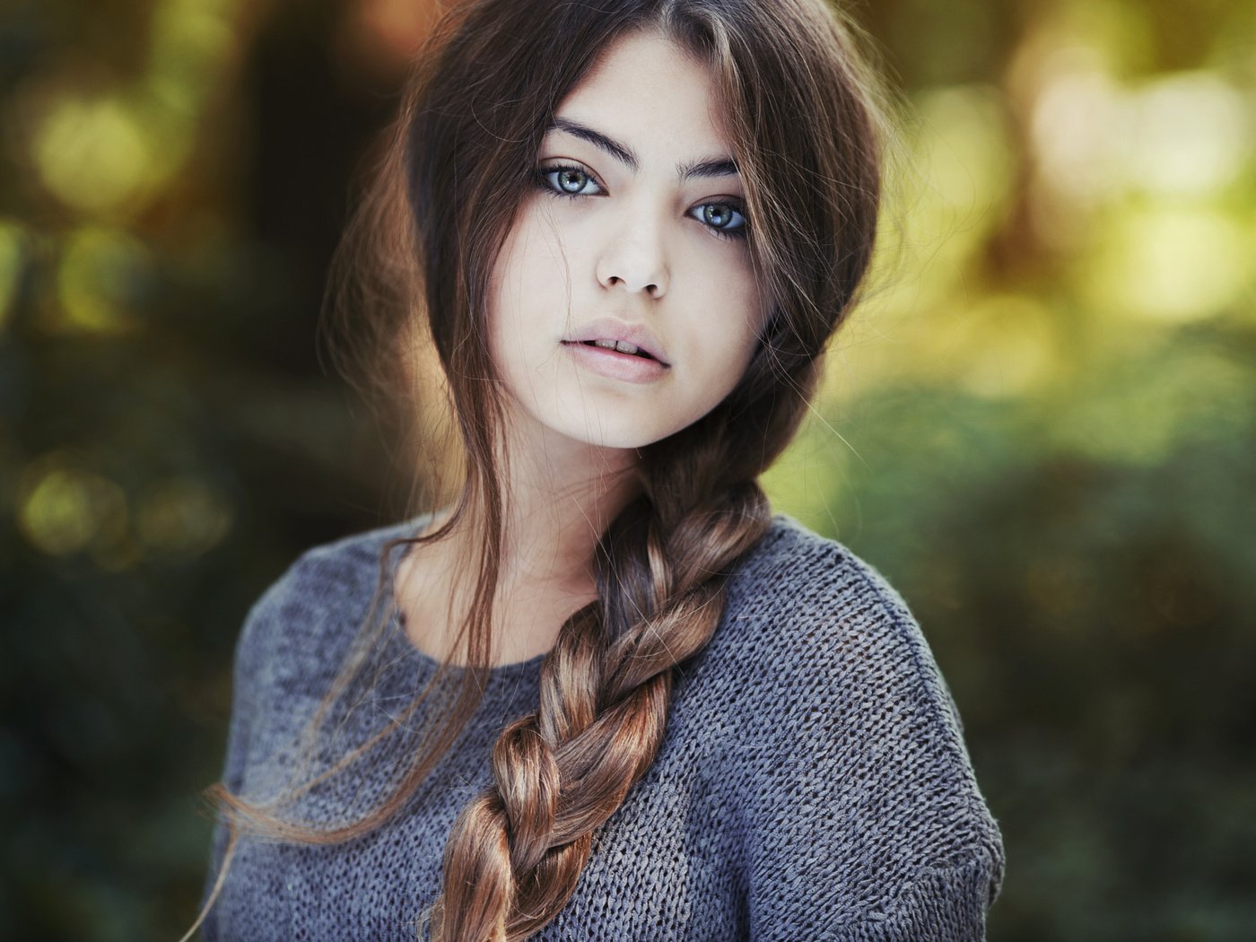 Обои природа, девушка, взгляд, коса, шатенка, джемпер, nature, girl, look, braid, brown hair, jumper разрешение 2048x1365 Загрузить