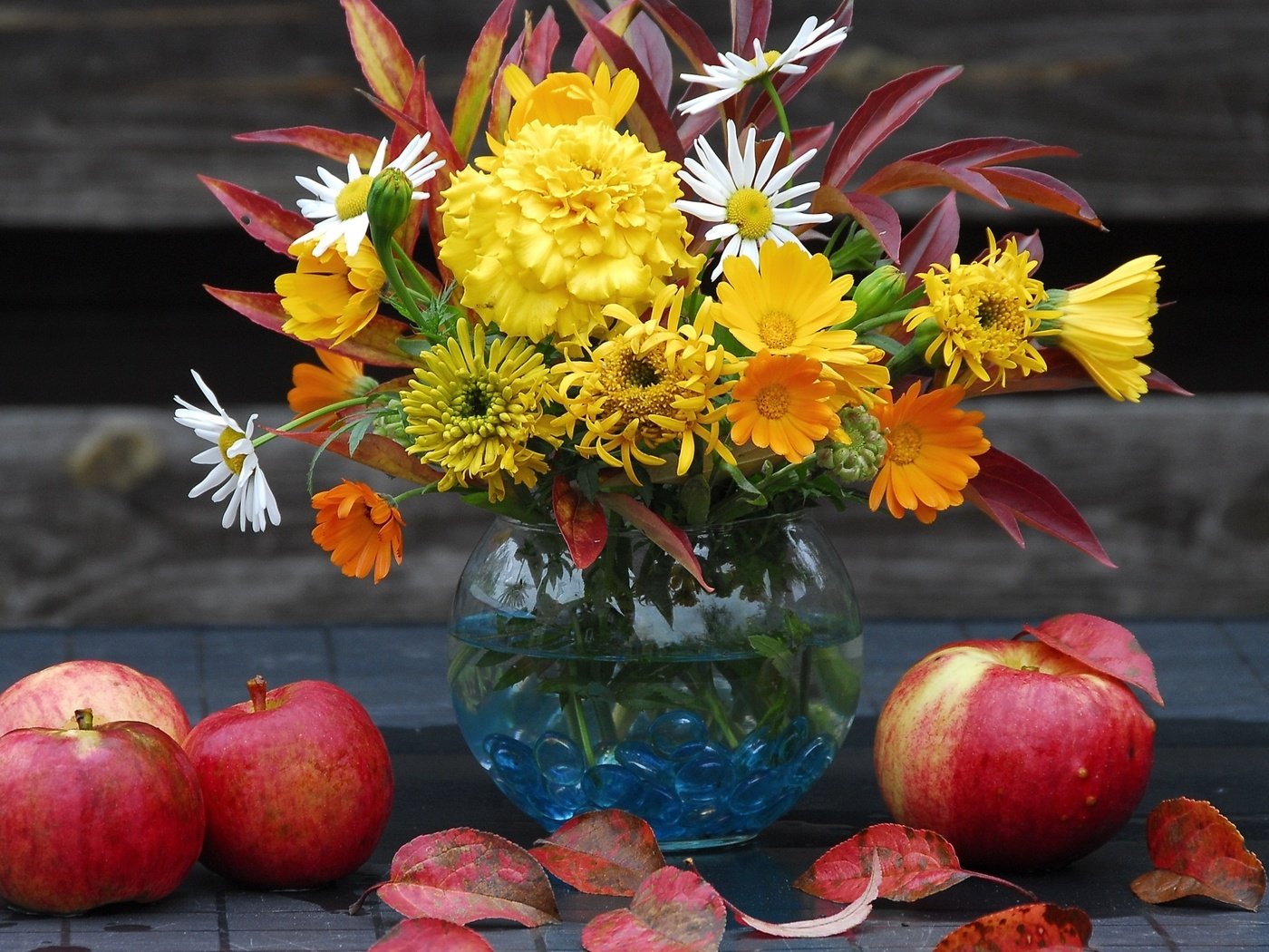 Обои яблоки, осень, букет, apples, autumn, bouquet разрешение 1920x1255 Загрузить