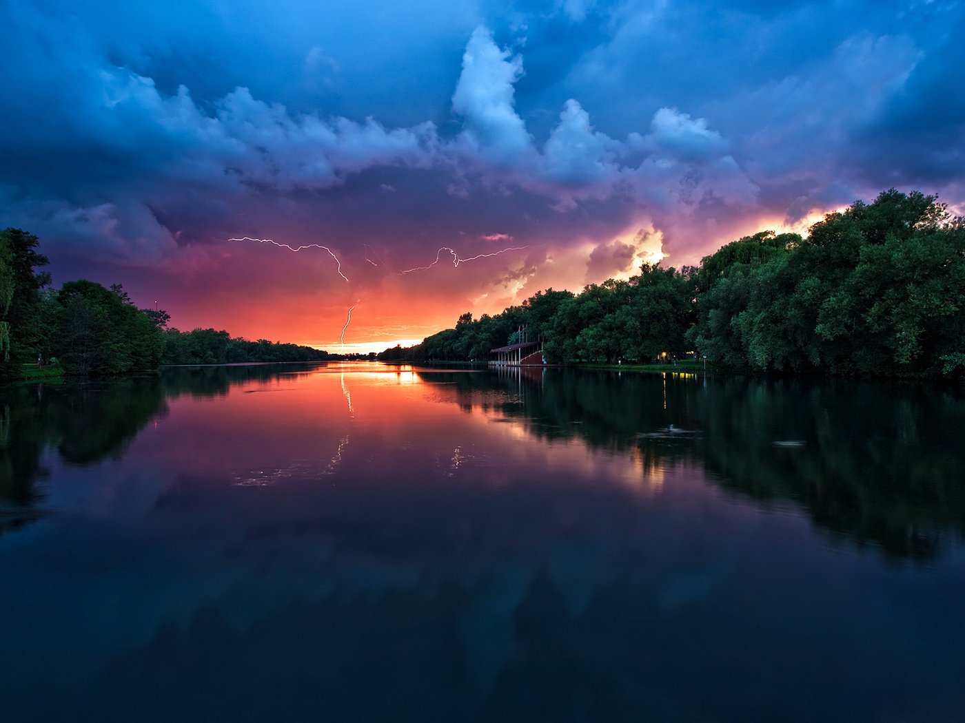 Обои свет, облака, река, солнце, отражение, молния, рассвет, гроза, light, clouds, river, the sun, reflection, lightning, dawn, the storm разрешение 3840x2400 Загрузить