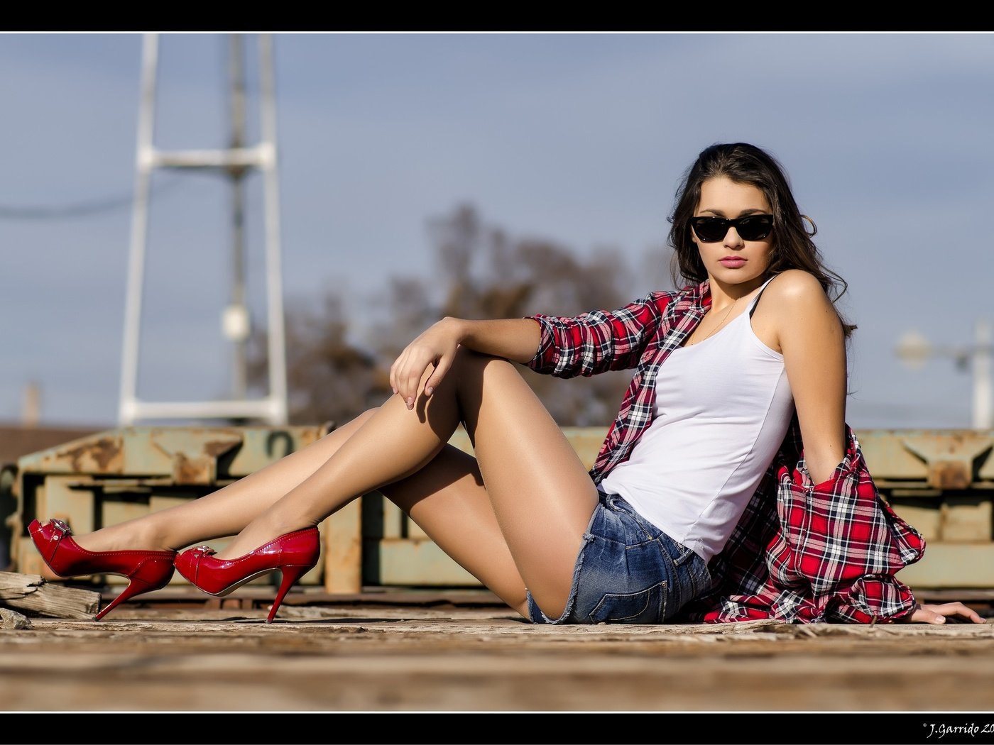 Обои девушка, модель, ножки, майка, рубашка, шорты, ana chirilov, girl, model, legs, mike, shirt, shorts разрешение 2048x1488 Загрузить