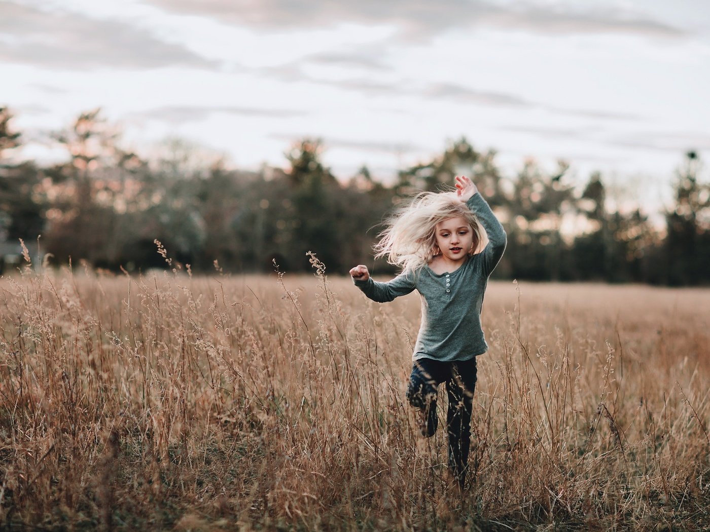 Обои природа, поле, дети, девочка, волосы, бег, nature, field, children, girl, hair, running разрешение 2048x1440 Загрузить