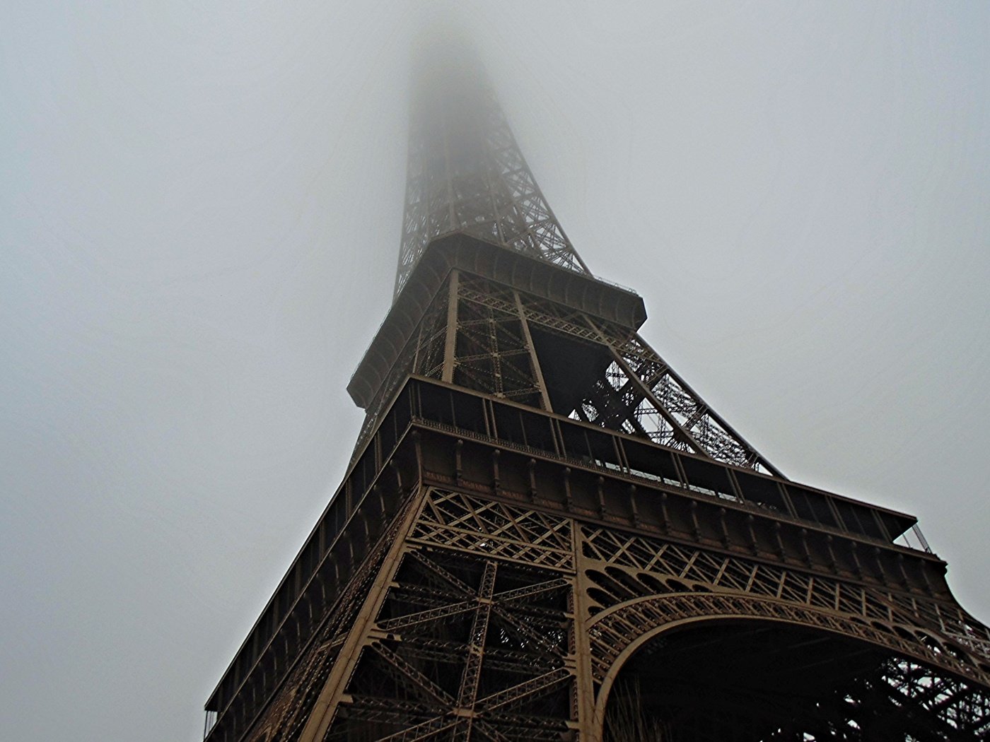 Обои туман, париж, франция, эйфелева башня, достопримечательность, fog, paris, france, eiffel tower, attraction разрешение 2560x1600 Загрузить