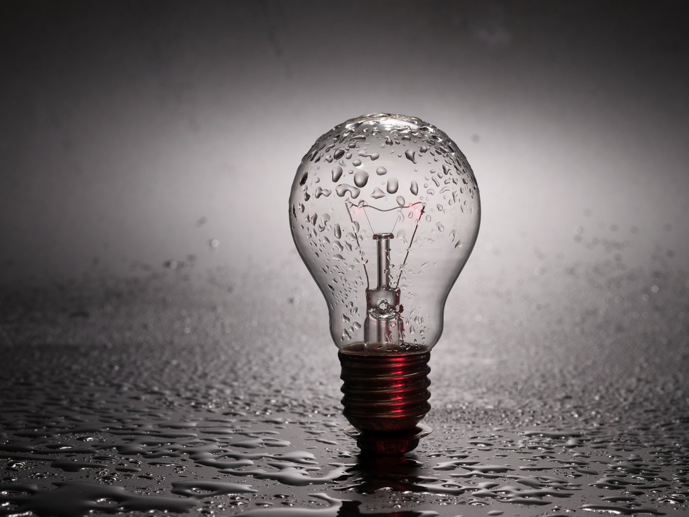 Обои капли, дождь, лампочка, drops, rain, light bulb разрешение 3840x2400 Загрузить