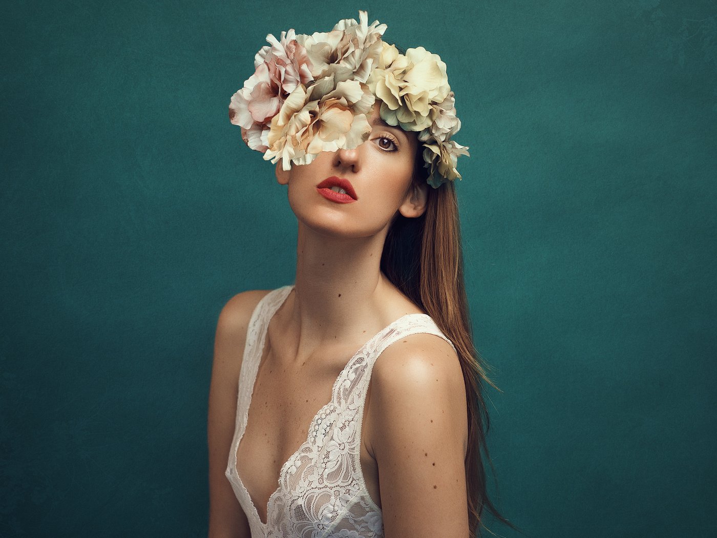 Обои цветы, девушка, фон, поза, губы, лицо, длинные волосы, mara saiz, flowers, girl, background, pose, lips, face, long hair разрешение 2048x1365 Загрузить