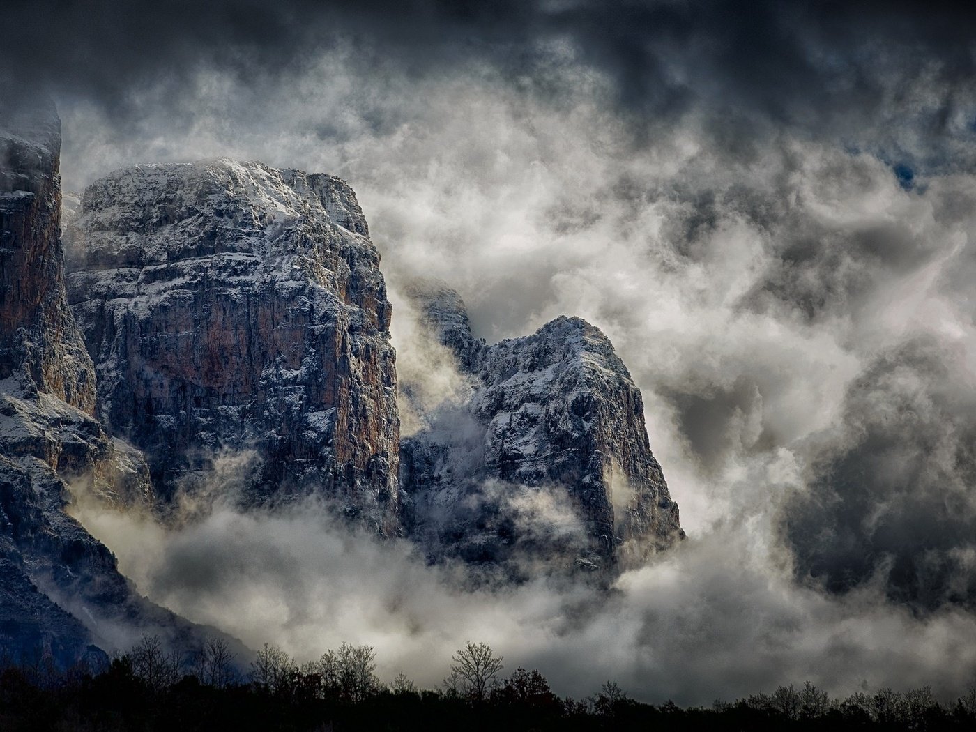 Обои небо, греция, облака, горы, снег, природа, пейзаж, скала, туман, the sky, greece, clouds, mountains, snow, nature, landscape, rock, fog разрешение 2048x1152 Загрузить