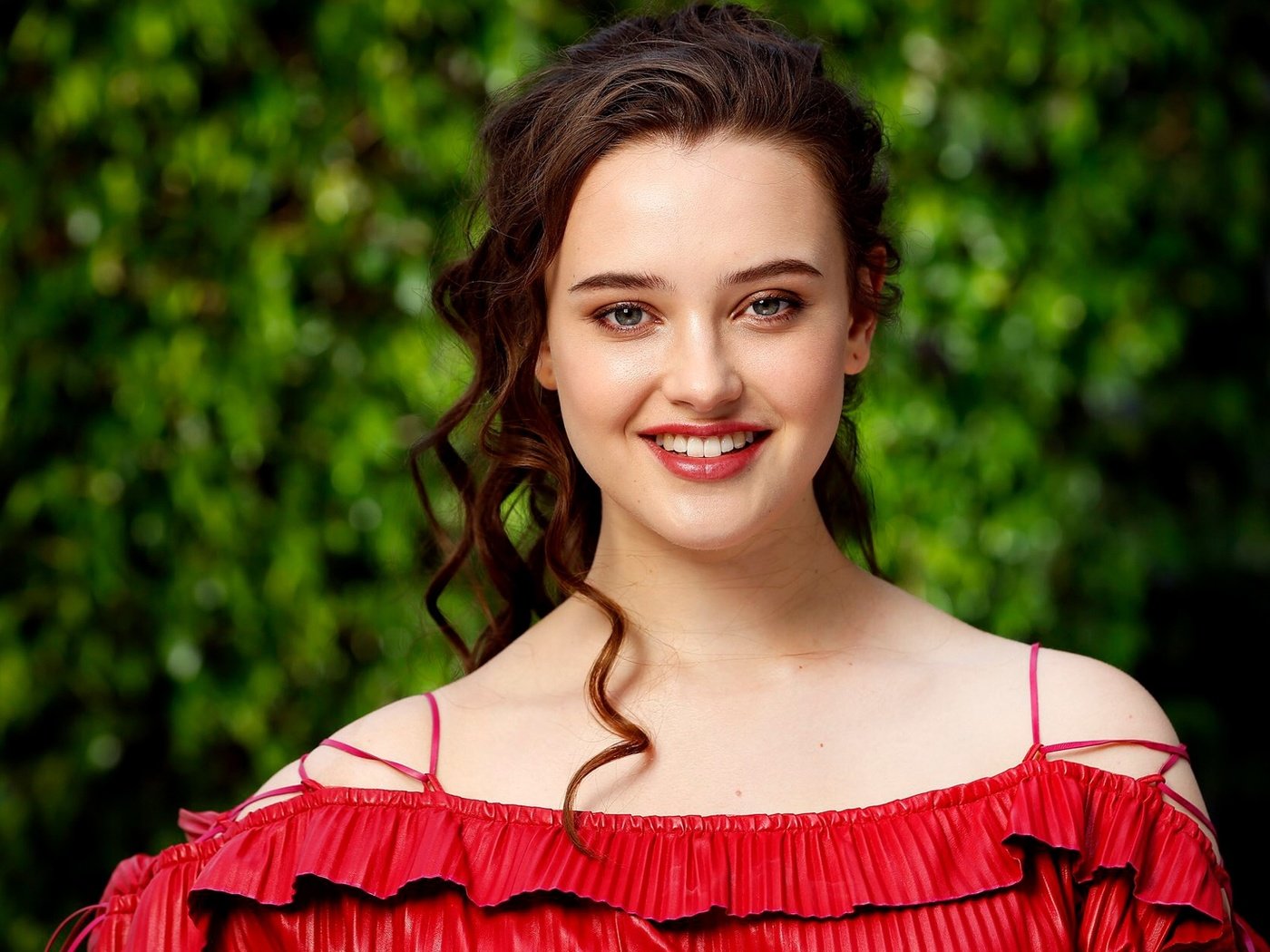 Обои солнце, katherine langford, кэтрин лангфорд, зелень, платье, улыбка, портрет, актриса, макияж, в красном, the sun, catherine langford, greens, dress, smile, portrait, actress, makeup, in red разрешение 1920x1200 Загрузить