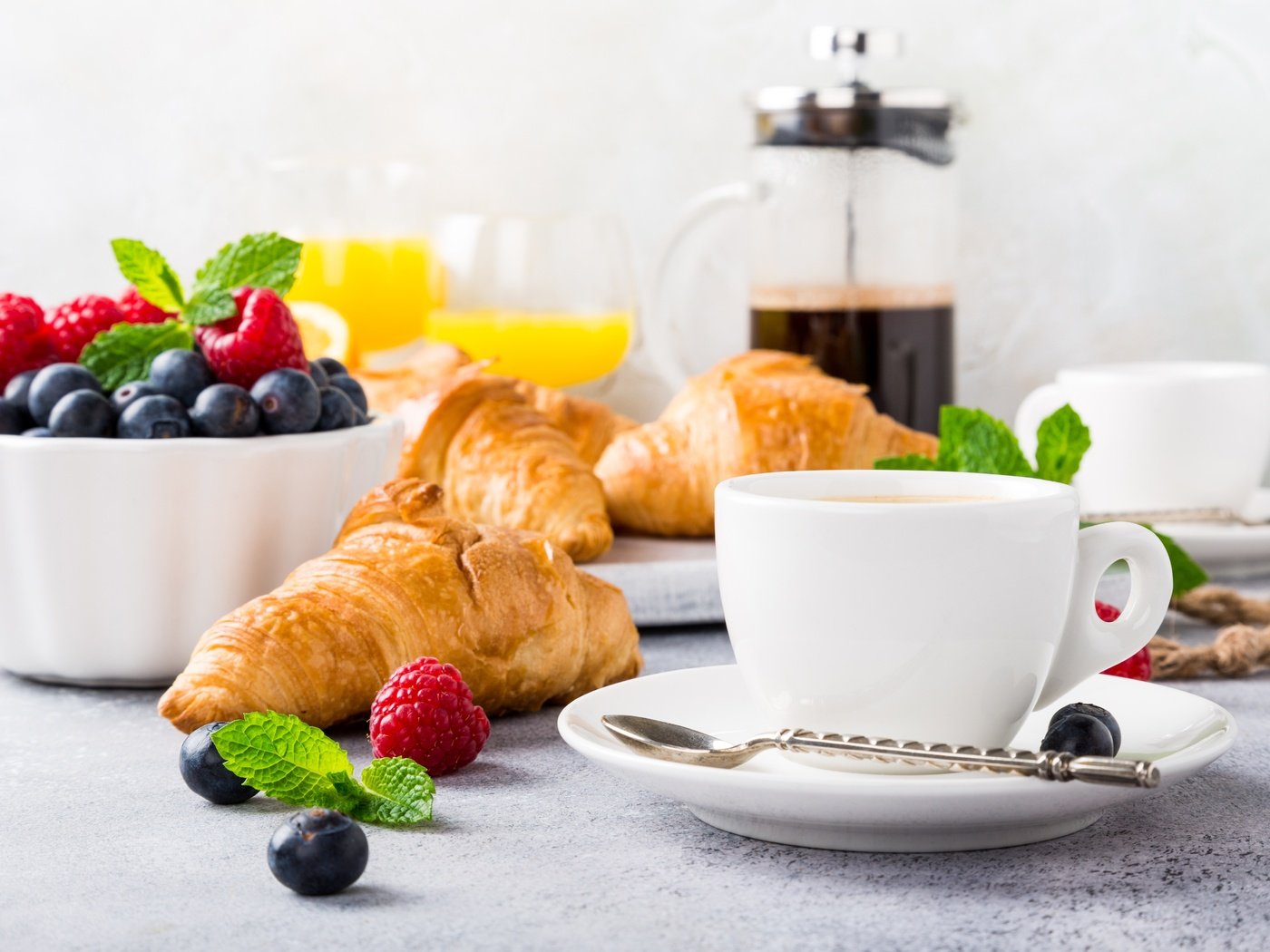 Обои кофе, ягоды, завтрак, апельсиновый сок, круассаны, coffee, berries, breakfast, orange juice, croissants разрешение 6016x4010 Загрузить