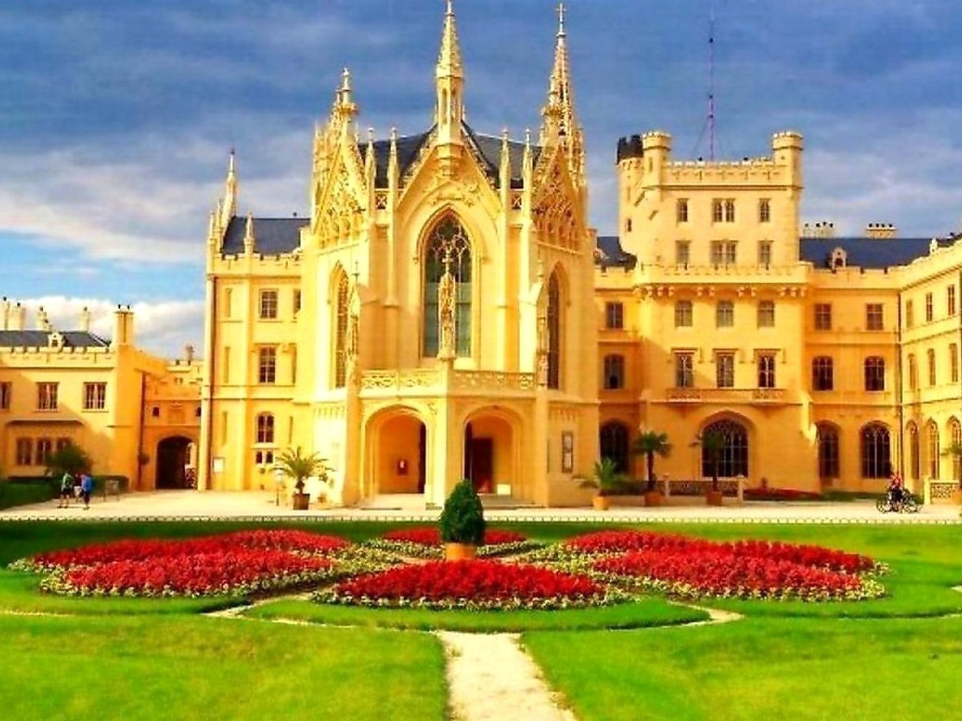 Обои небо, замок, прага, клумба, чехия, замок леднице, zamek lednice, the sky, castle, prague, flowerbed, czech republic, the lednice castle разрешение 1929x1081 Загрузить