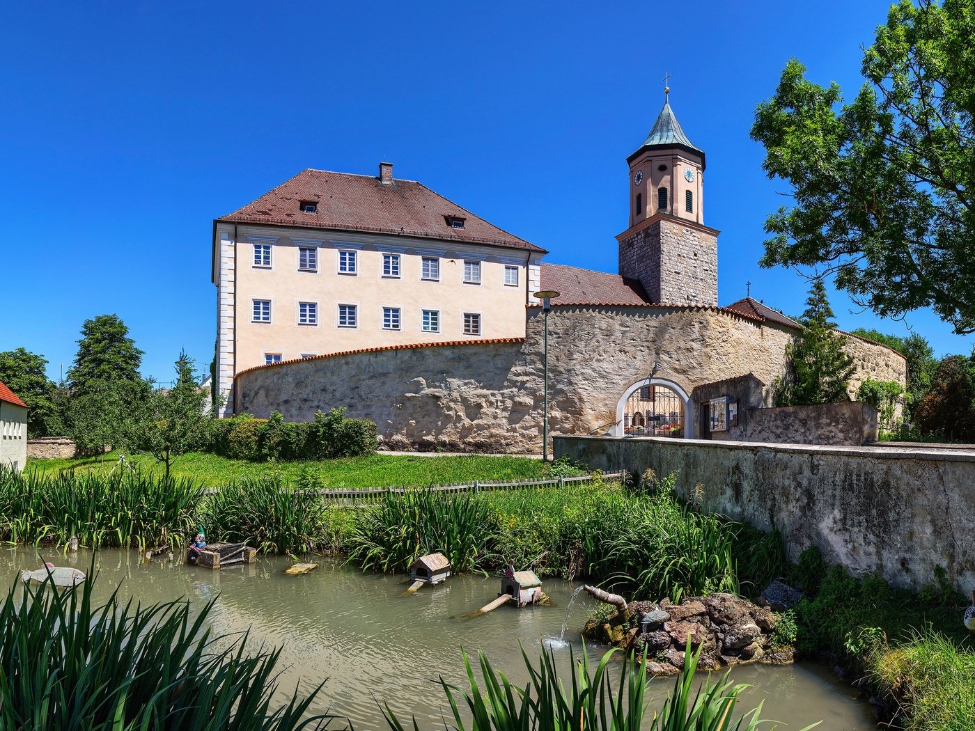 Обои небо, германия, трава, камыши, деревья, бавария, солнце, gosheim, зелень, лето, дома, пруд, the sky, germany, grass, the reeds, trees, bayern, the sun, greens, summer, home, pond разрешение 4000x2222 Загрузить