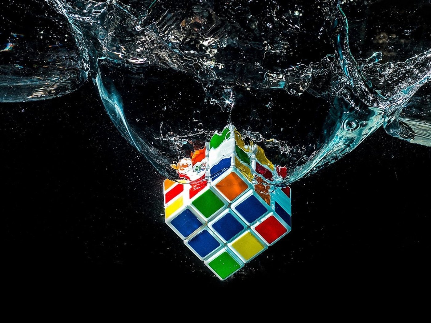 Обои вода, макро, кубик, головоломка, кубик рубика, water, macro, cube, puzzle, rubik's cube разрешение 1920x1200 Загрузить