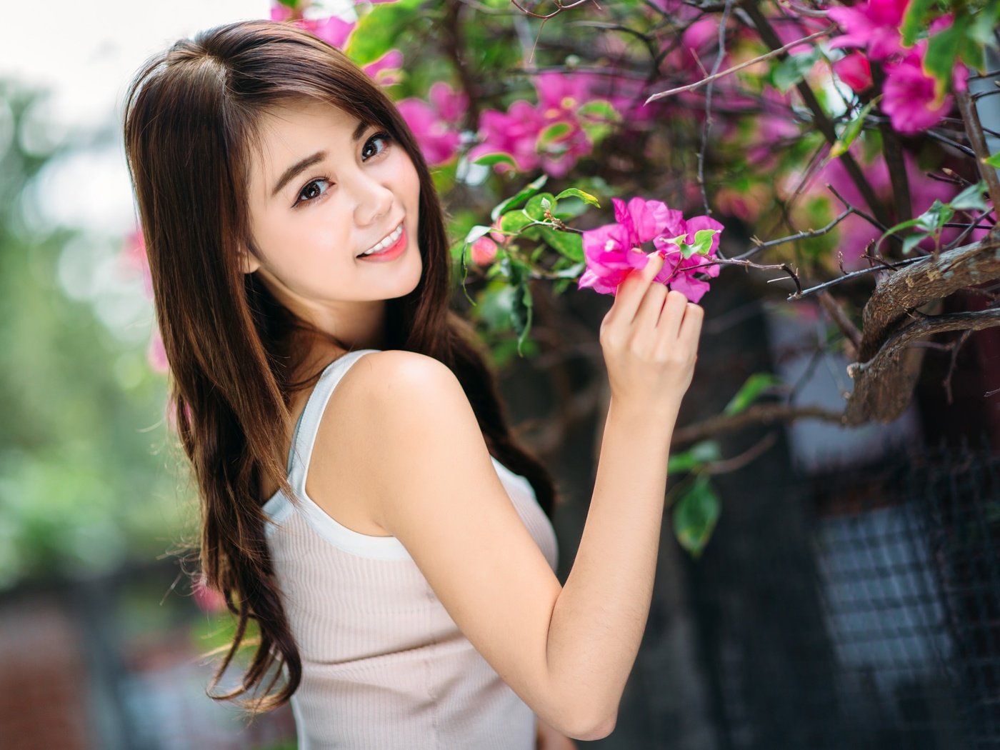 Обои цветы, девушка, улыбка, взгляд, волосы, азиатка, боке, flowers, girl, smile, look, hair, asian, bokeh разрешение 2048x1365 Загрузить